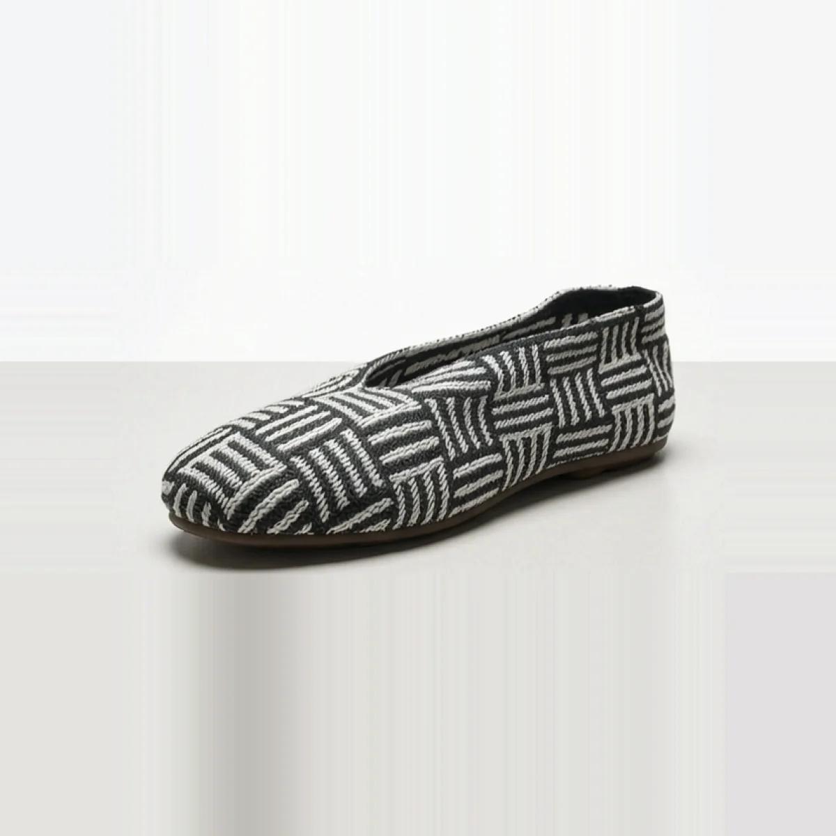 Black White Geometric Woven Flat